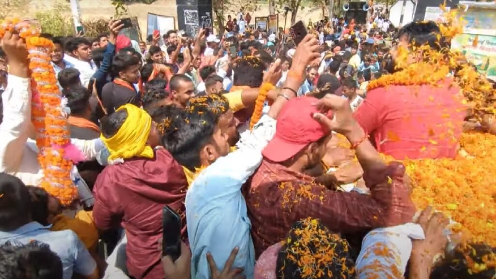 Pawan Singh Road Show: पवन सिंह ने दिखाया दम। रोड शो में लाखों की भीड़ Pawan Singh Road Show: पवन सिंह ने दिखाया दम। रोड शो में लाखों की भीड़