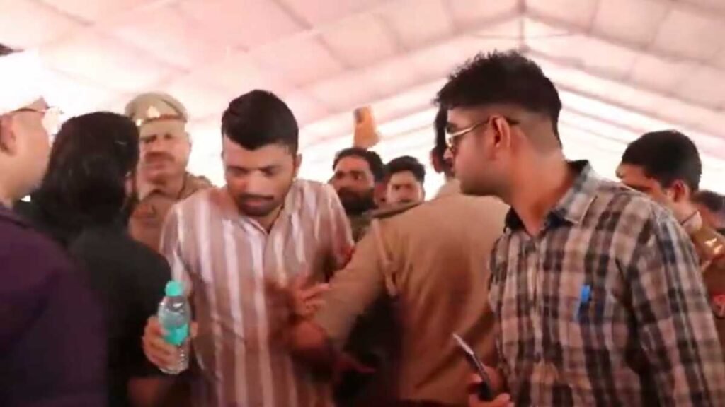 Patrakar Ki Pitai Raebareli: रायबरेली अमित शाह की रैली में पत्रकार की पिटाई। Patrakar Ki Pitai Raebareli: रायबरेली अमित शाह की रैली में पत्रकार की पिटाई।