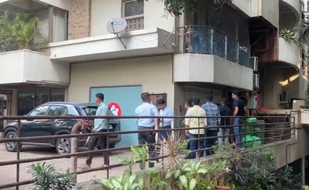 Saif Ali Khan Attacked: सैफ अली खान पर चाकू से हुआ हमला। Saif Ali Khan Attacked: सैफ अली खान पर चाकू से हुआ हमला।