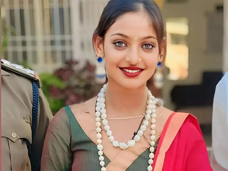 Viral Girl Monalisa: मोनालिसा चली फिल्म करने, जाने किस रोल में दिखेंगी ? Viral Girl Monalisa: मोनालिसा चली फिल्म करने, जाने किस रोल में दिखेंगी ?