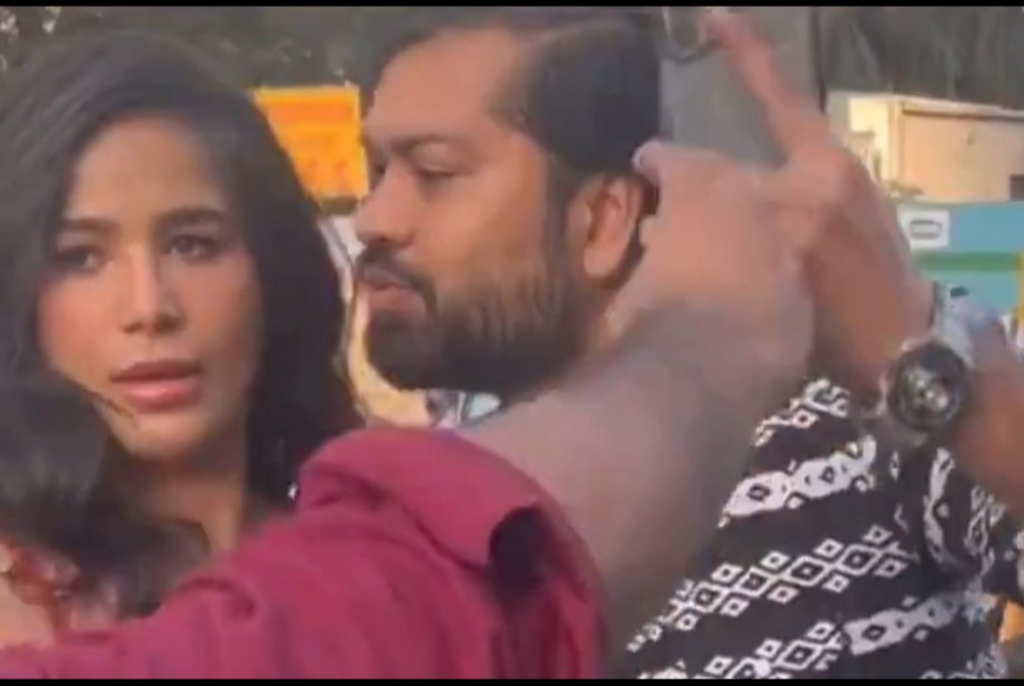 Poonam Pandey Latest News: पूनम पांडेय को फैन ने जबरदस्ती किस करने की कोशिश, वीडियो देख लोग पूनम पांडेय को ही ट्रोल करने लगे, जाने क्या है पूरा मामला Poonam Pandey Latest News