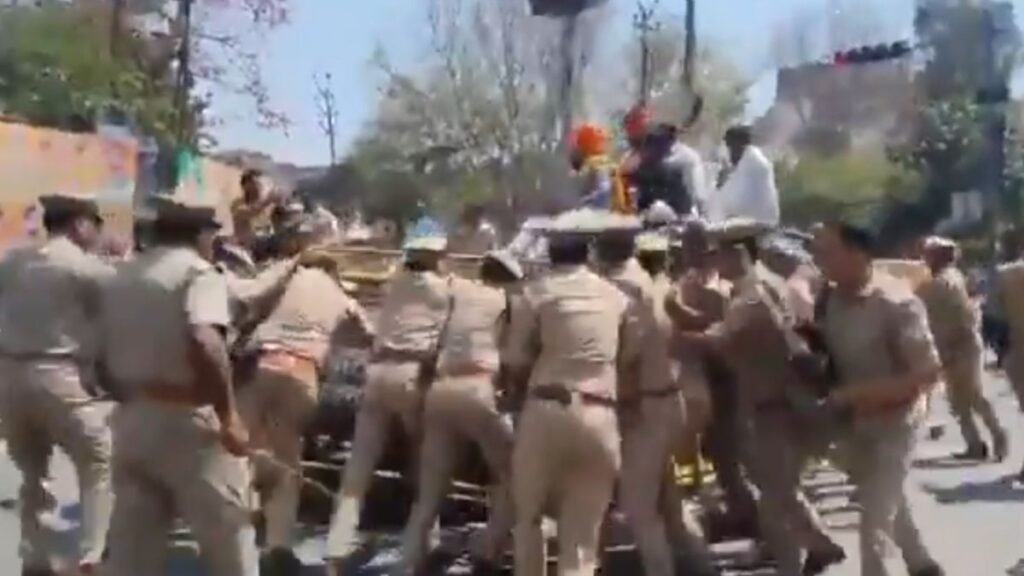Karni Sena Protest in Agra: आगरा में करणी सेना का उग्र प्रदर्शन, सांसद रामजी लाल सुमन के आवास पर पत्थरबाजी और तोड़फोड़ Karni Sena Protest in Agra: आगरा में करणी सेना का उग्र प्रदर्शन, सांसद रामजी लाल सुमन के आवास पर पत्थरबाजी और तोड़फोड़