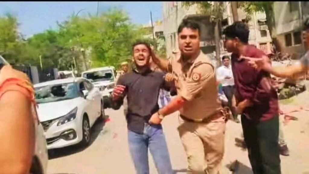 Karni Sena Protest in Agra: आगरा में करणी सेना का उग्र प्रदर्शन, सांसद रामजी लाल सुमन के आवास पर पत्थरबाजी और तोड़फोड़ Karni Sena Protest in Agra: आगरा में करणी सेना का उग्र प्रदर्शन, सांसद रामजी लाल सुमन के आवास पर पत्थरबाजी और तोड़फोड़